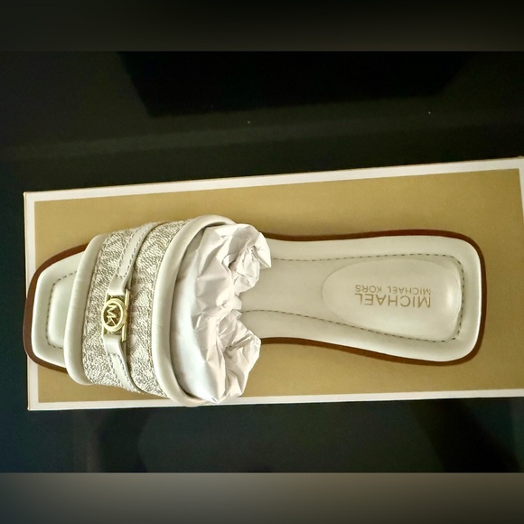 NEW MICHAEL Michael Kors Cream Slide Sandals - NWT - Size 6 - Picture 2 of 5